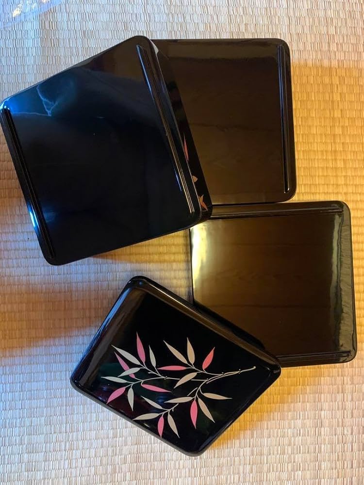 新品 三段重箱 笹本金蒔絵 越前塗り Amazon.co.jp: 三段重箱 笹本金蒔絵 越前塗り : ホーム＆キッチン